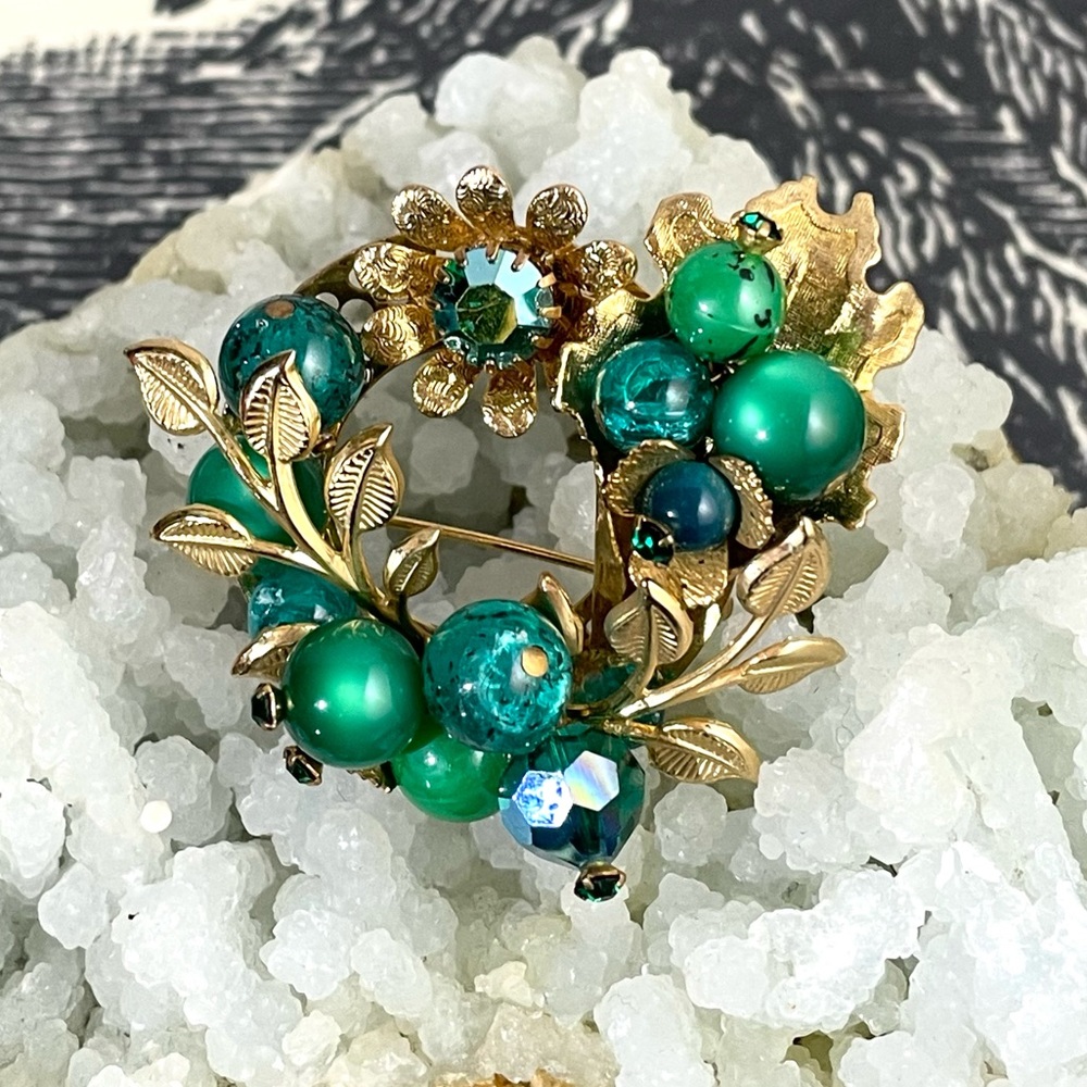 💚 Vintage Aurora Borealis 💚 Mid Century Gold Green Glass Brooch Flower Wreath